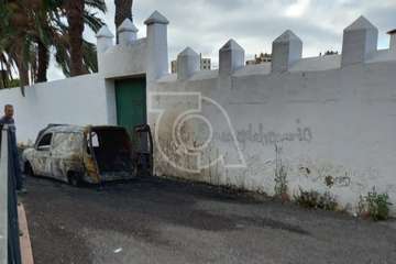 Un vehículo robado queda totalmente calcinado en el pueblo de Jinámar (Telde)/TA.